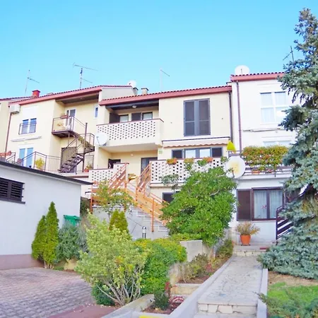 Jela Apartment *