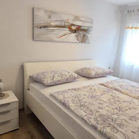 Jela Apartment *
